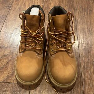 Timberland boots
Never worn
Size 10
Wheat color